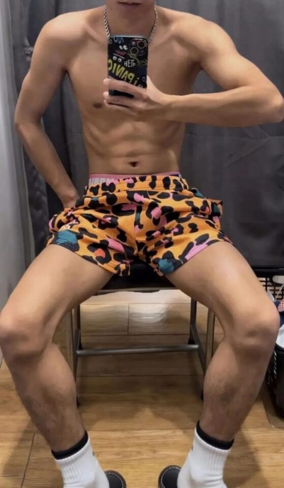05年短裤白袜男高奶狗，更衣室自拍 - 图4