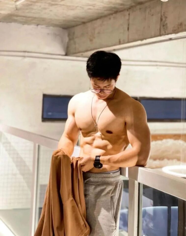 斯文禽兽？这个186CM眼镜肌肉男红极一时