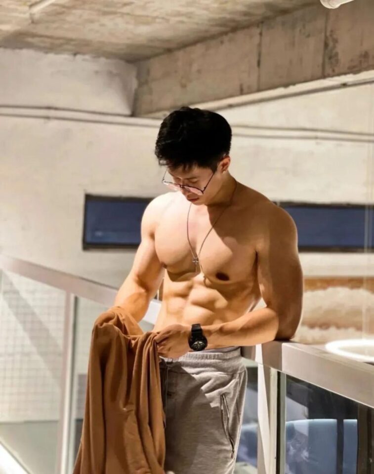 斯文禽兽？这个186CM眼镜大肌霸肌肉男红极一时 - 图2