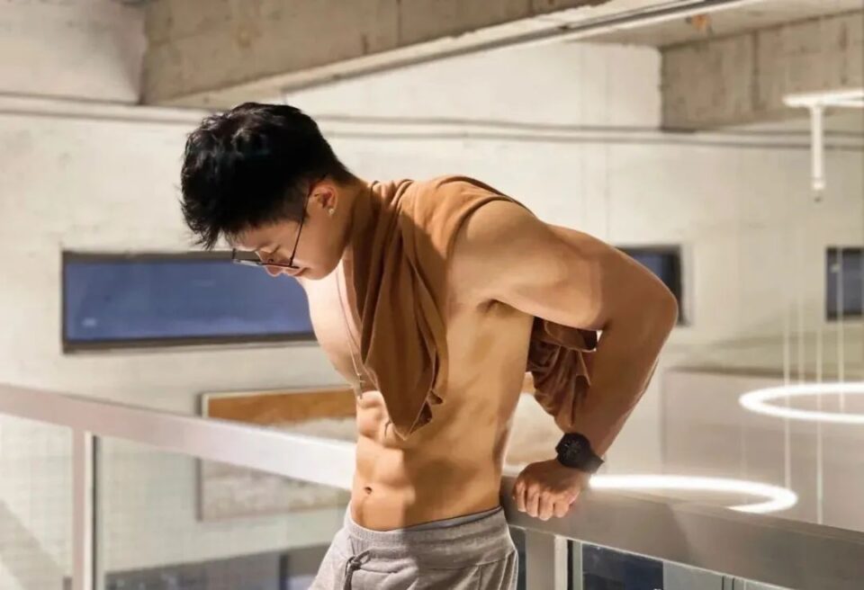 斯文禽兽？这个186CM眼镜大肌霸肌肉男红极一时 - 图3