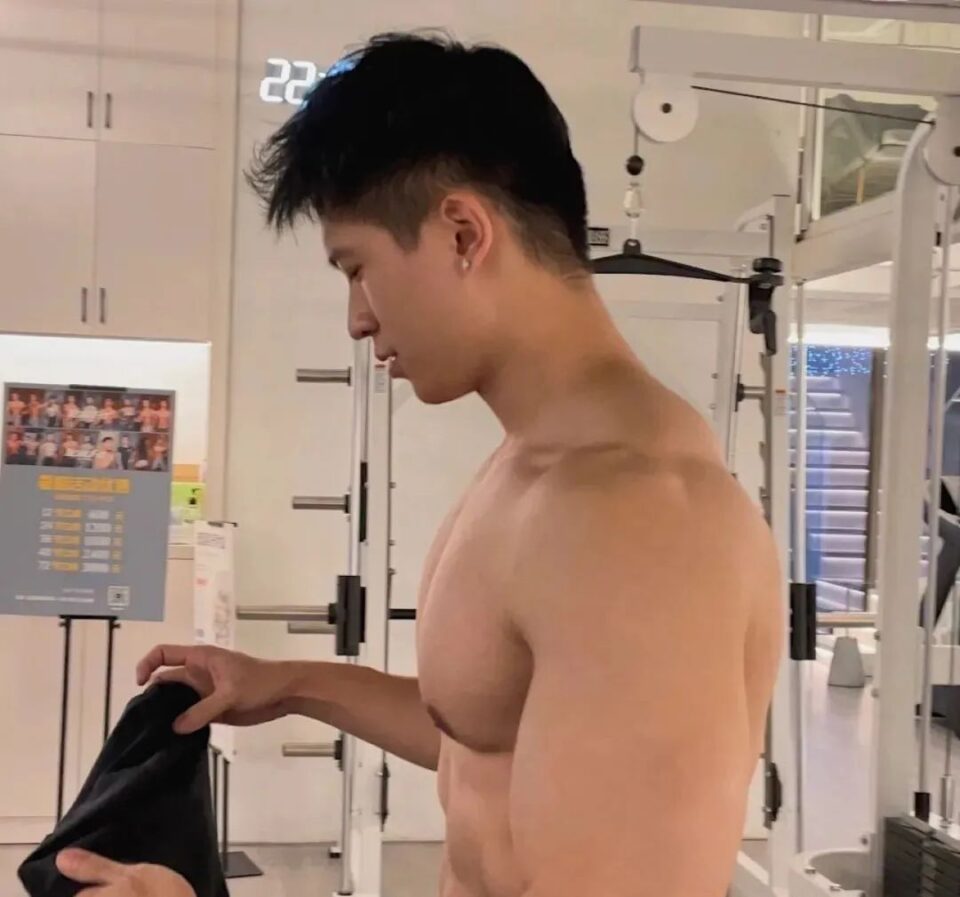 斯文禽兽？这个186CM眼镜大肌霸肌肉男红极一时 - 图4