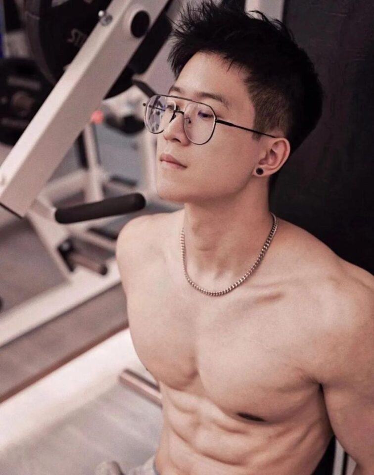 斯文禽兽？这个186CM眼镜大肌霸肌肉男红极一时 - 图6