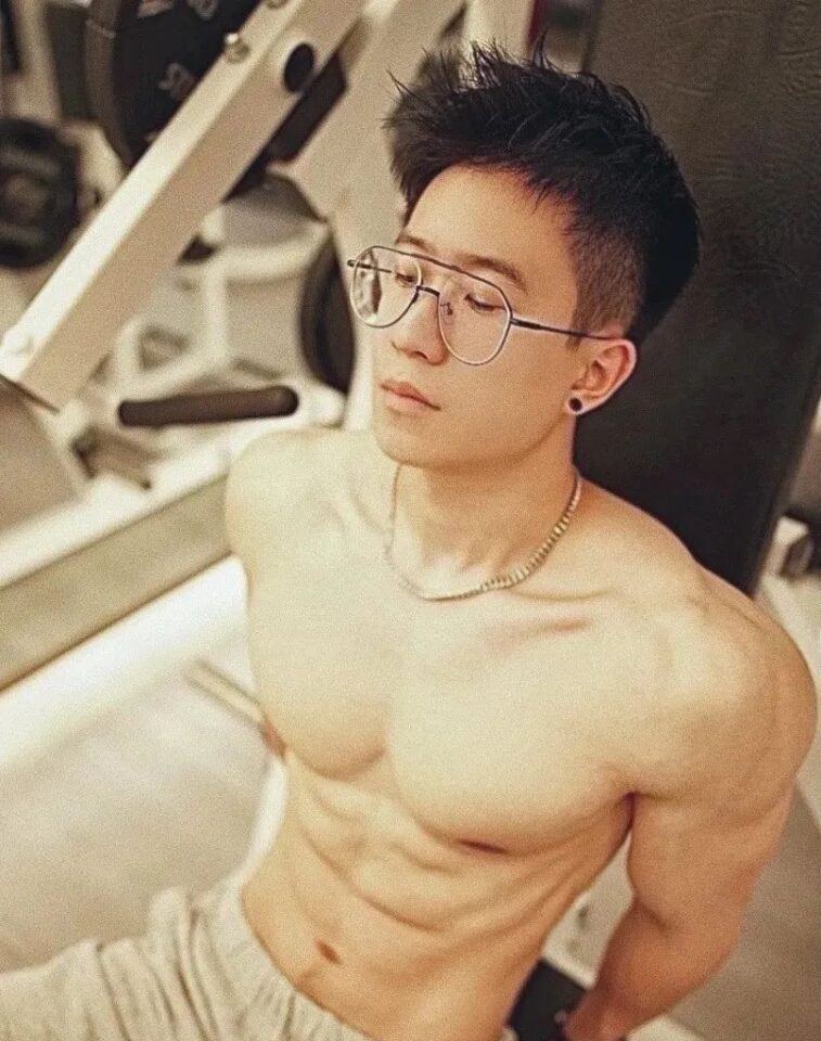 斯文禽兽？这个186CM眼镜大肌霸肌肉男红极一时 - 图7