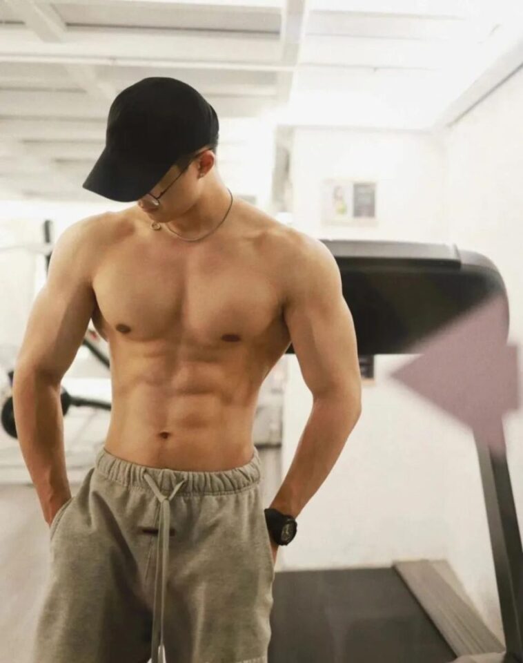 斯文禽兽？这个186CM眼镜大肌霸肌肉男红极一时 - 图9