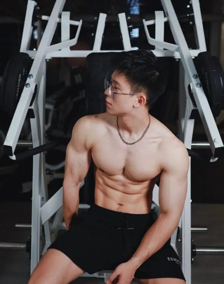 斯文禽兽？这个186CM眼镜大肌霸肌肉男红极一时 - 图12