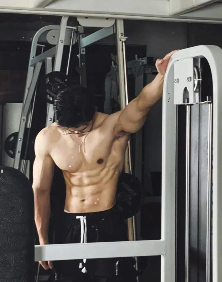 斯文禽兽？这个186CM眼镜大肌霸肌肉男红极一时 - 图13