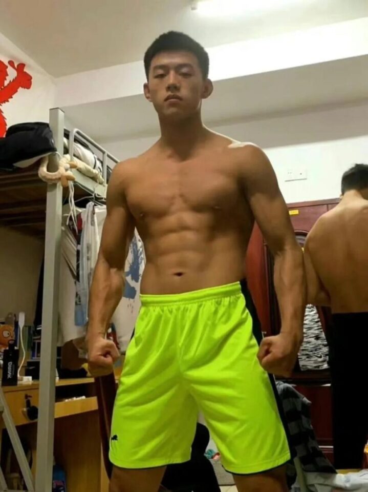 9个大学生帅哥，男生宿舍你喜欢哪个？ - 图2