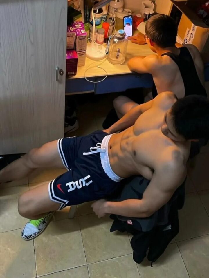 9个大学生帅哥，男生宿舍你喜欢哪个？ - 图8