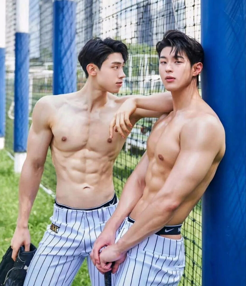基情还是激情？两个韩国帅哥写真，身材这么好