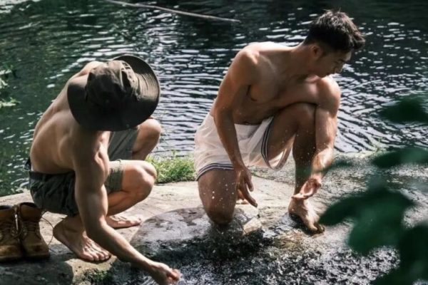 唯美到可以当壁纸，两个裸男帅哥野外戏水摄影