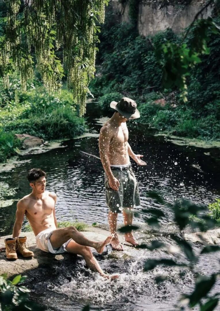 唯美到可以当壁纸，两个裸男帅哥野外戏水摄影