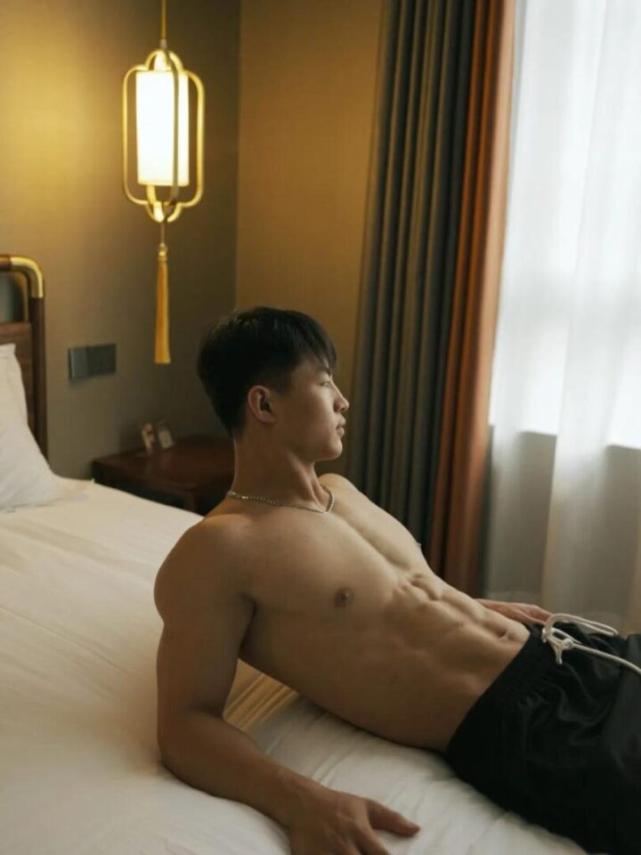 唯美到可以当壁纸，两个裸男帅哥野外戏水摄影 - 图4