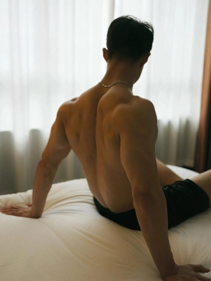 唯美到可以当壁纸，两个裸男帅哥野外戏水摄影 - 图5