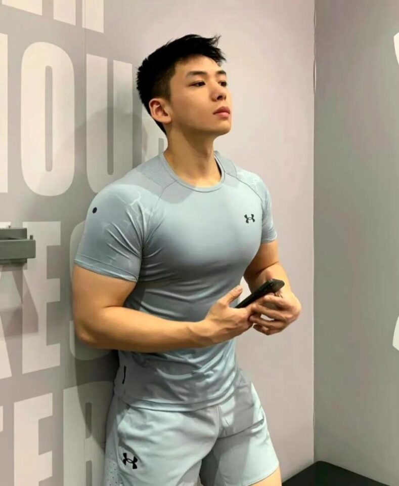 我的健身教练的衣服都撑爆了！ - 图2