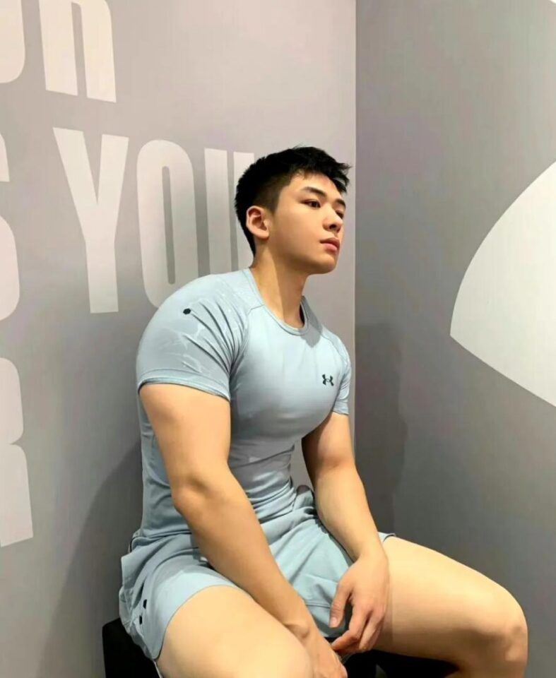 我的健身教练的衣服都撑爆了！ - 图3