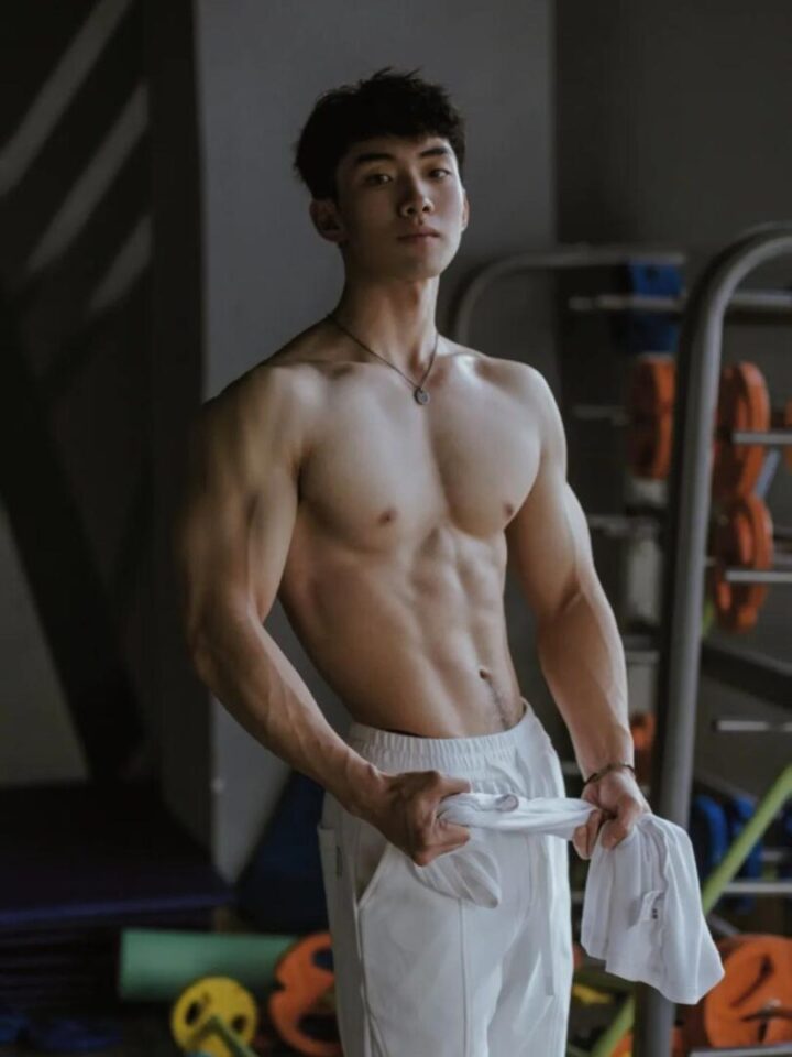 天气越来越热，来看看泳池里赤裸帅哥，这身子我馋了 - 图5