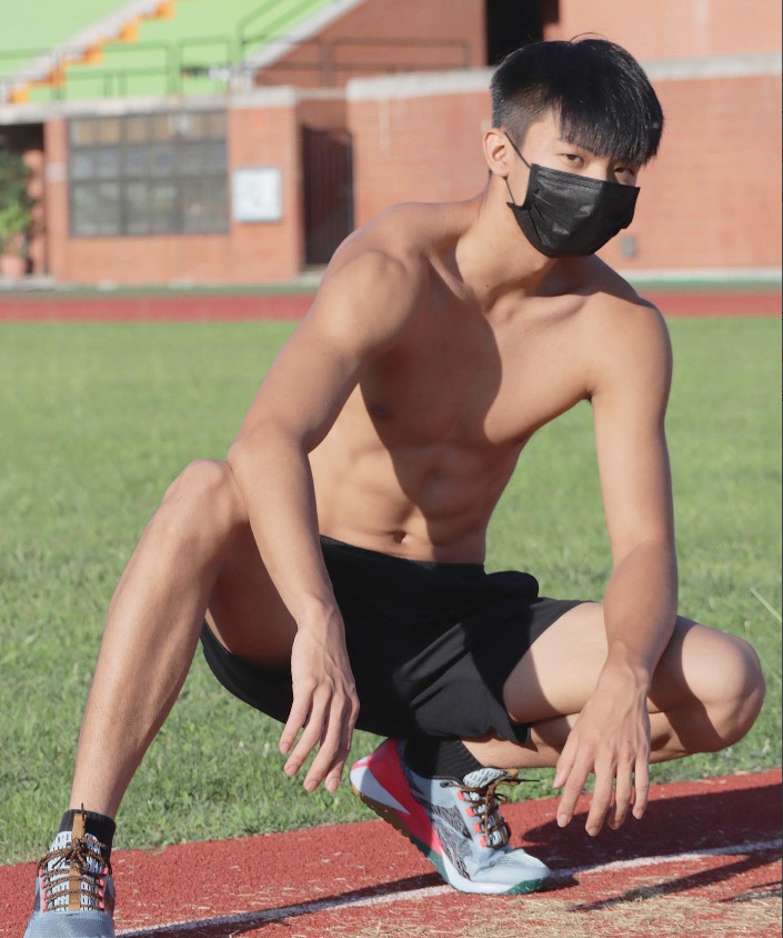 灰裤子体育生小哥被老师借讲课摸肌肉！ - 图2