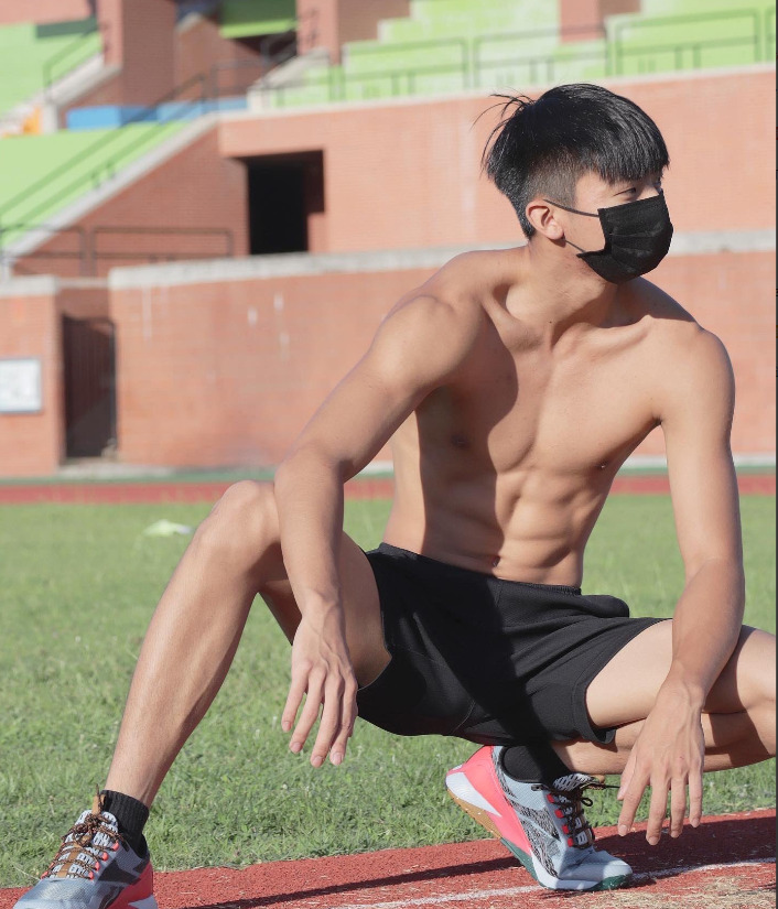 灰裤子体育生小哥被老师借讲课摸肌肉！ - 图3