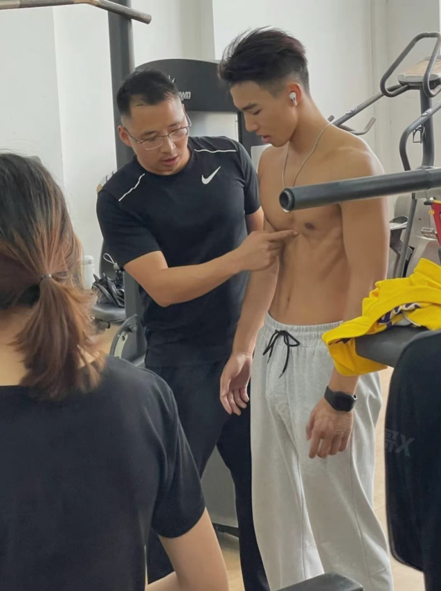 灰裤子体育生小哥被老师借讲课摸肌肉！ - 图4