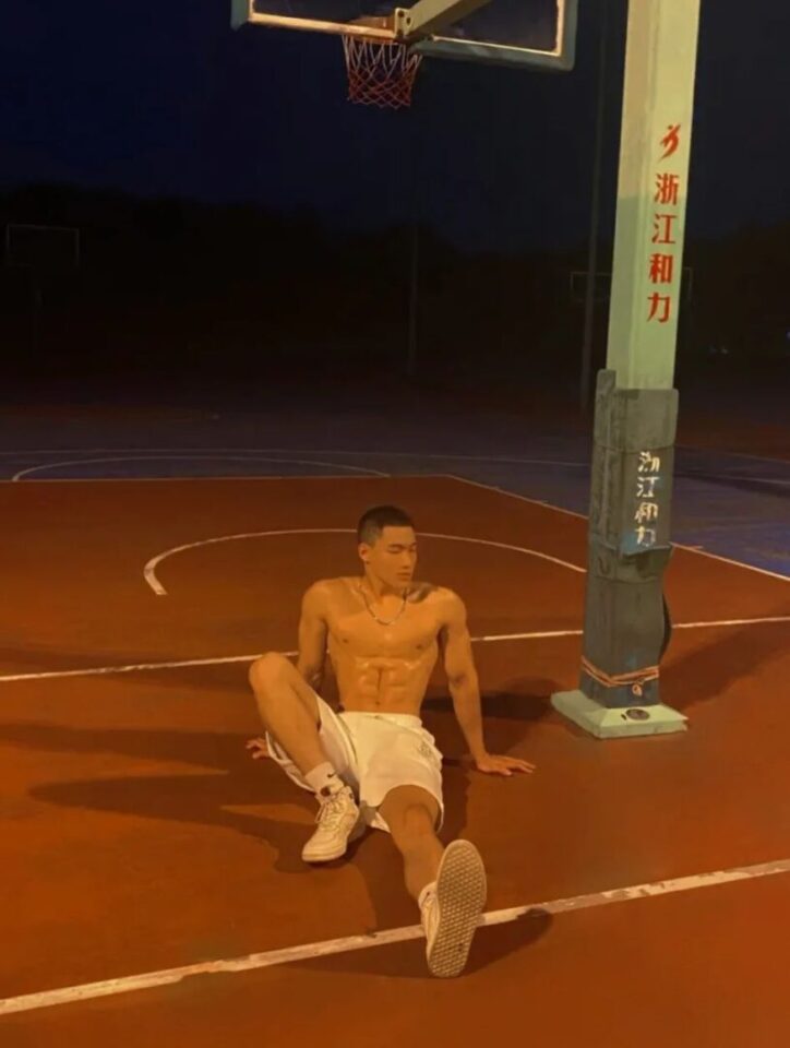 00后浙江寸头跳高体育生大胆拍男色写真，公狗腰太硬了！