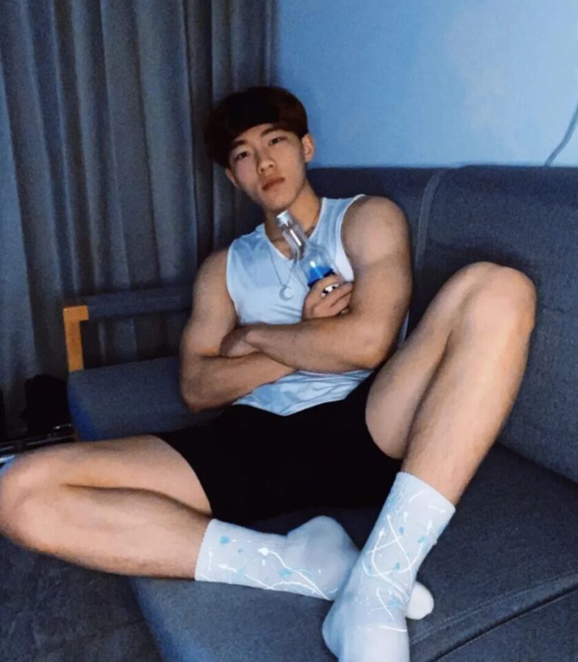 00后浙江寸头跳高体育生大胆拍男色写真，公狗腰太硬了！