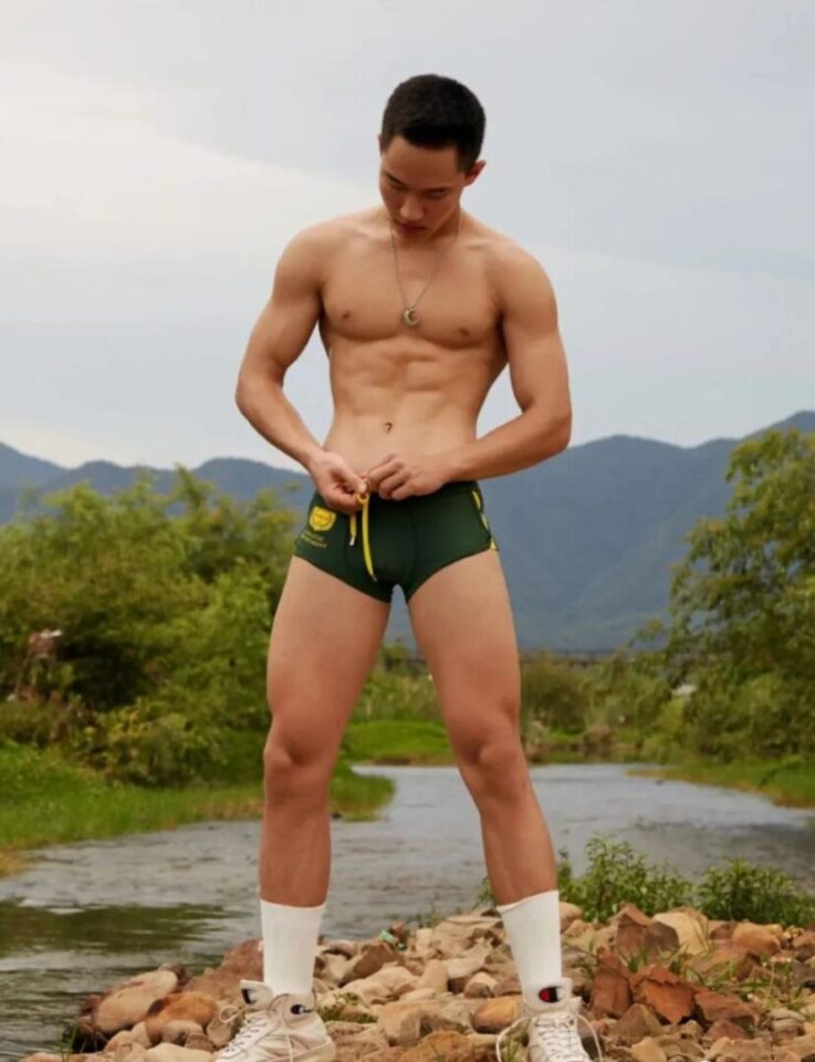00后浙江寸头跳高体育生大胆拍男色写真，公狗腰太硬了！