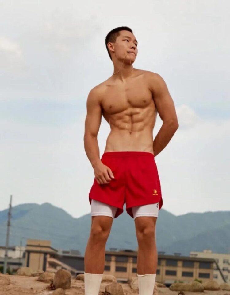 00后浙江寸头跳高体育生大胆拍男色写真，公狗腰太硬了！
