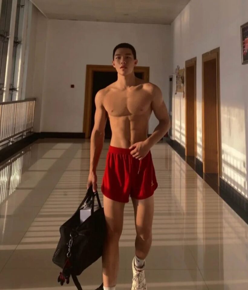 00后浙江寸头跳高体育生大胆拍男色写真，公狗腰太硬了！