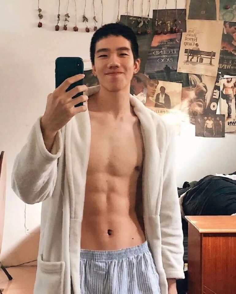 奶痞寸头小哥浴室玩自拍，喊我可以喊的嗓子都不好了！ - 图8