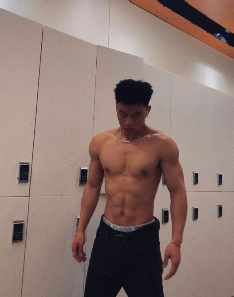 云南大雕？187cm黑皮体育生直男更衣室被拍 - 图2