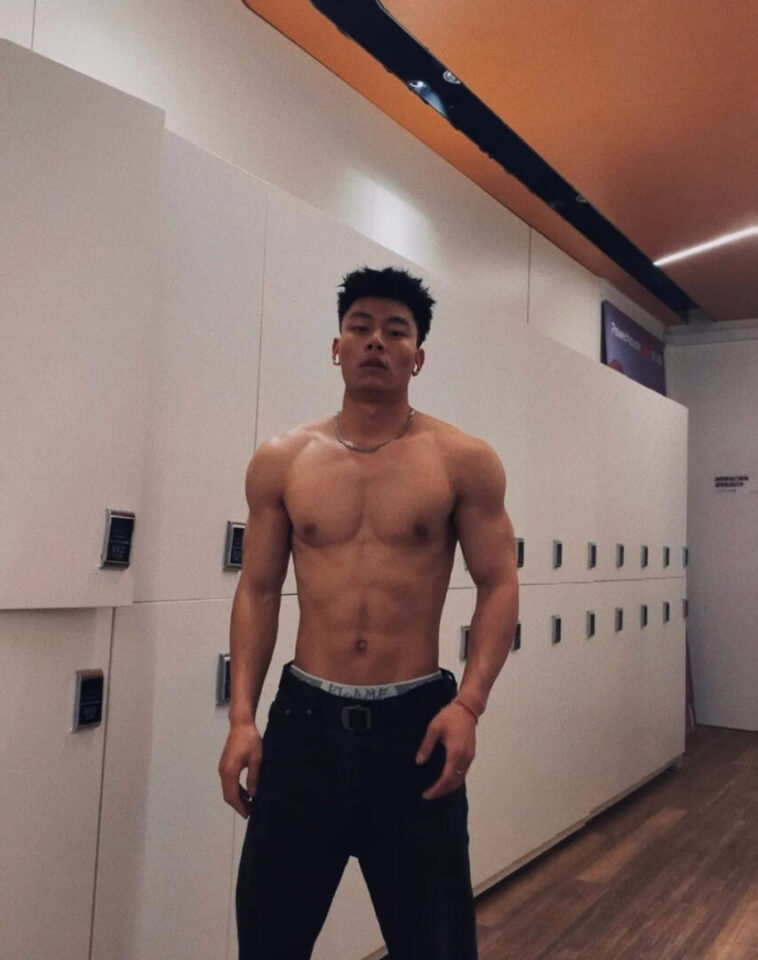 云南大雕？187cm黑皮体育生直男更衣室被拍 - 图3