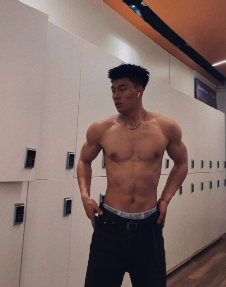 云南大雕？187cm黑皮体育生直男更衣室被拍 - 图4