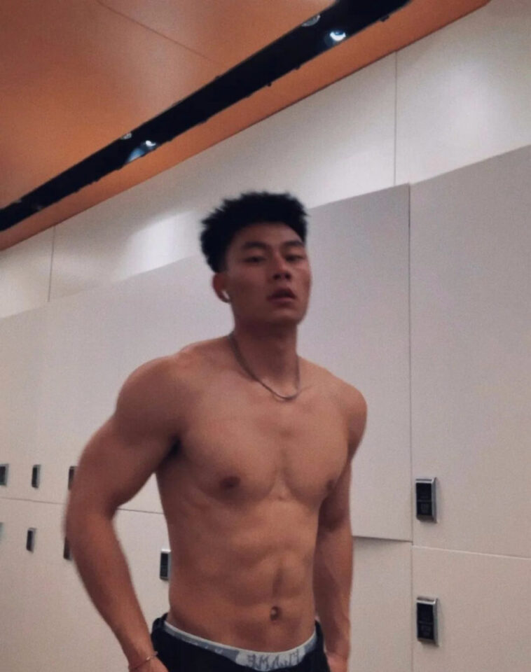 云南大雕？187cm黑皮体育生直男更衣室被拍 - 图5