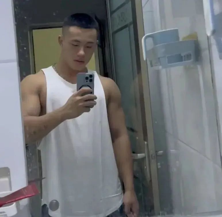 第一次见脱衣直播和白内裤直播！肌肉帅哥天花板 - 图1