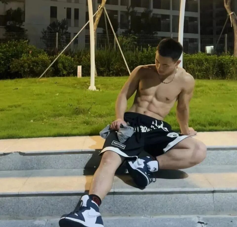 第一次见脱衣直播和白内裤直播！肌肉帅哥天花板 - 图3