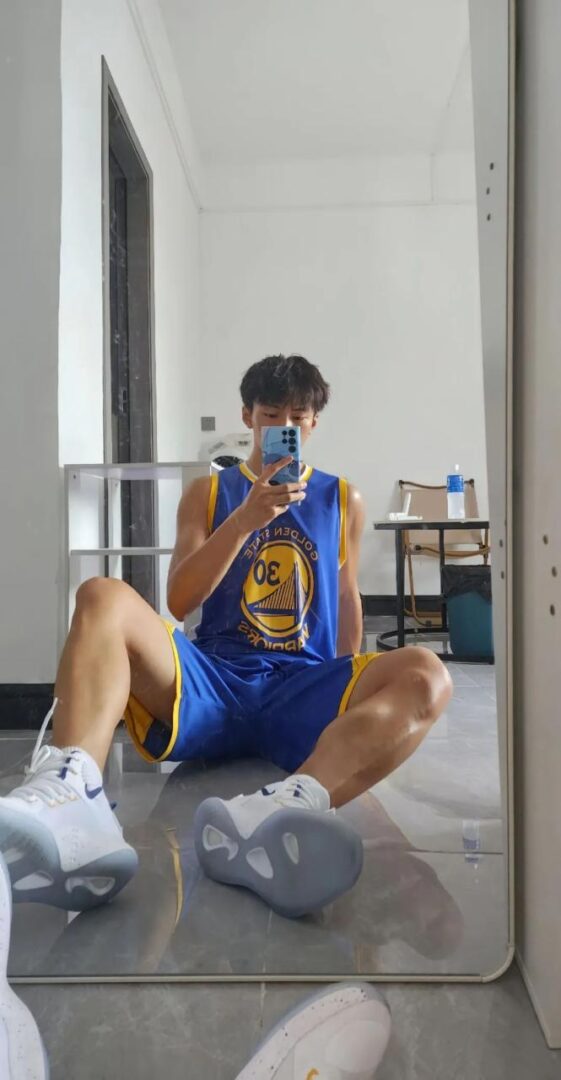 [长图文]广东186CM的薄肌篮球体育生帅哥，还是男大！