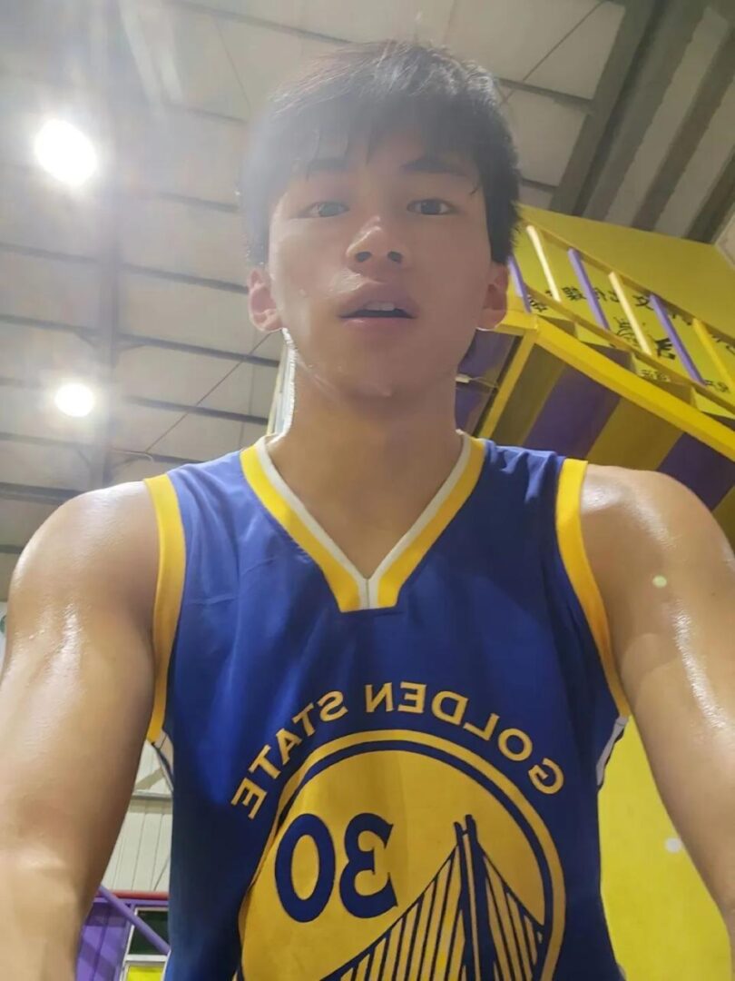 [长图文]广东186CM的薄肌篮球体育生帅哥，还是男大！