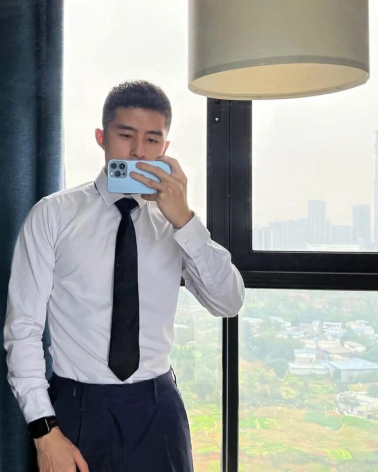 微博超可爱正装男孩，身材竟然这么反差！？ - 图2
