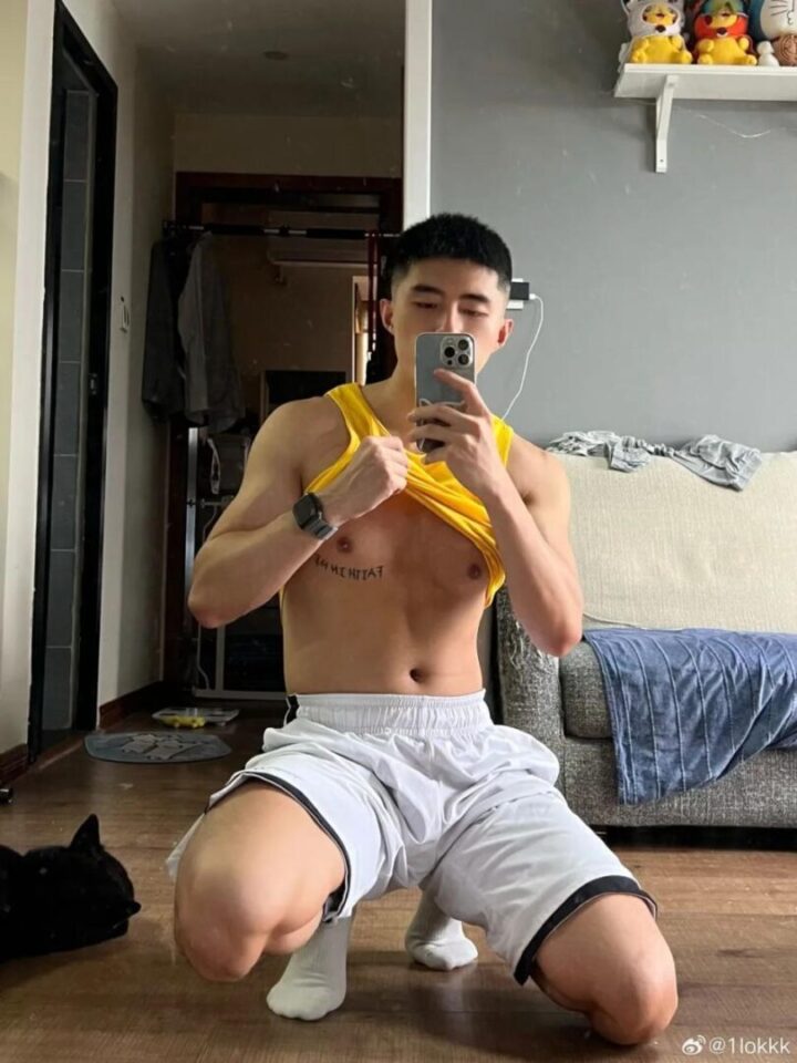 微博超可爱正装男孩，身材竟然这么反差！？ - 图4