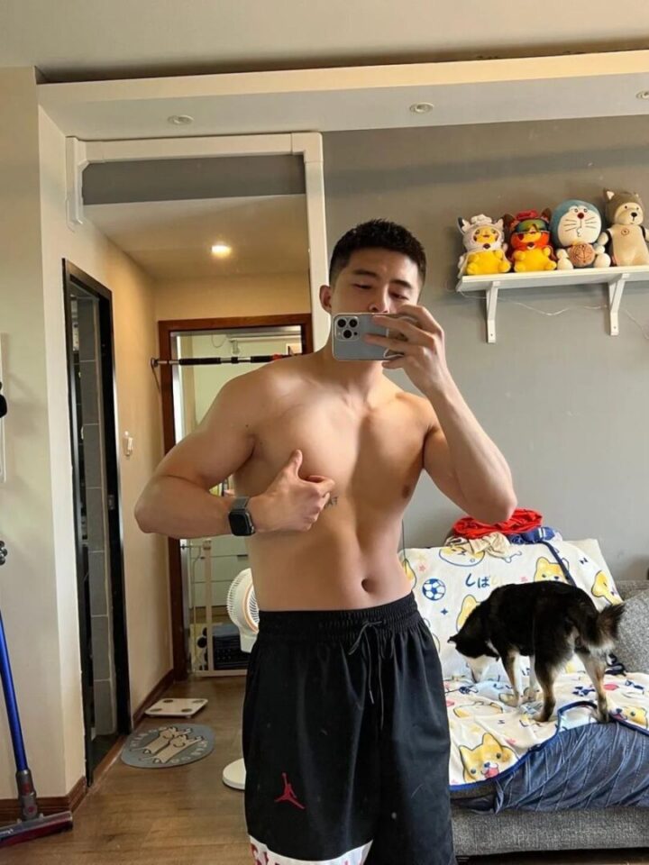 微博超可爱正装男孩，身材竟然这么反差！？ - 图5