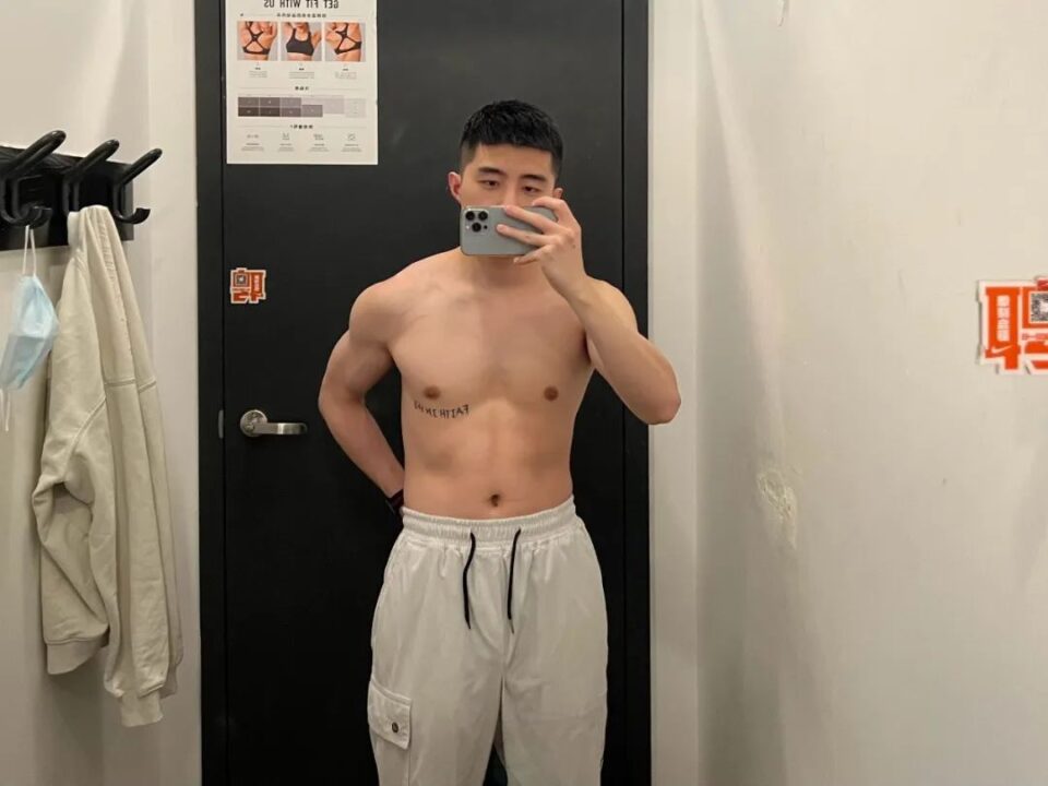 微博超可爱正装男孩，身材竟然这么反差！？ - 图6