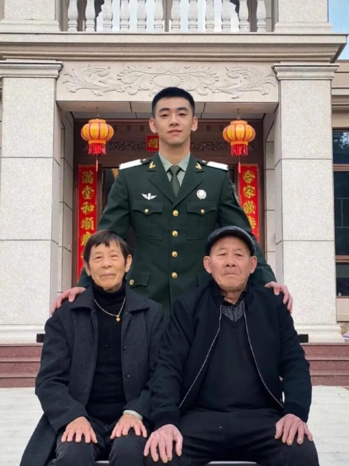 这个兵哥哥最近好火！寸头爷们帅气顶级荷尔蒙！ - 图4