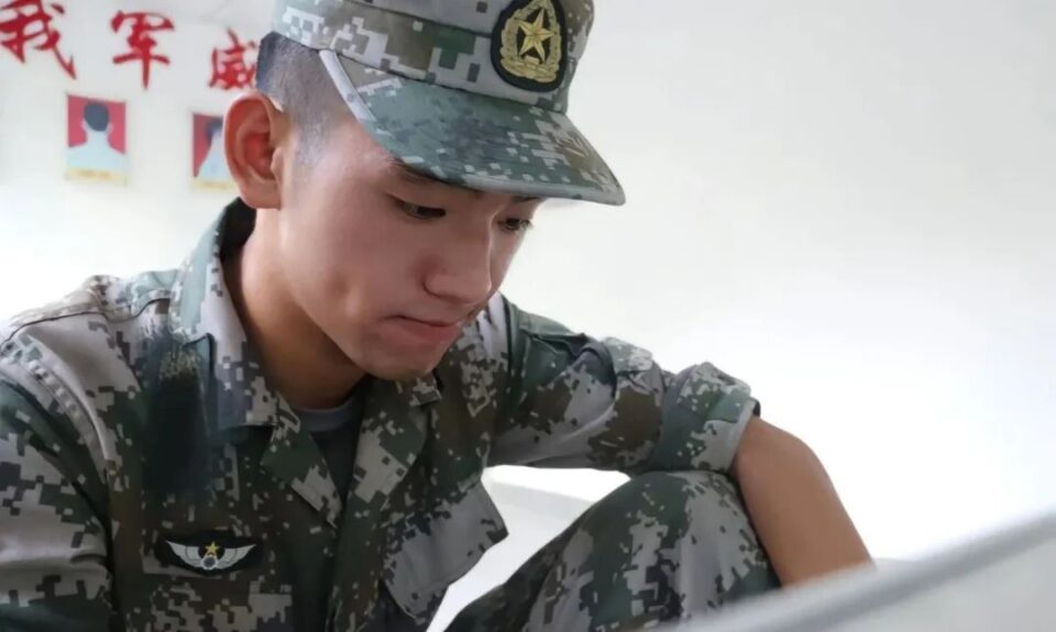 这个兵哥哥最近好火！寸头爷们帅气顶级荷尔蒙！ - 图10