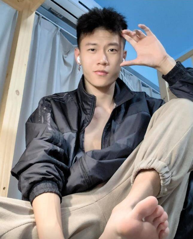 极品东北帅哥 抖音网红 飞机自拍视频合辑 @理想王国 - 图3