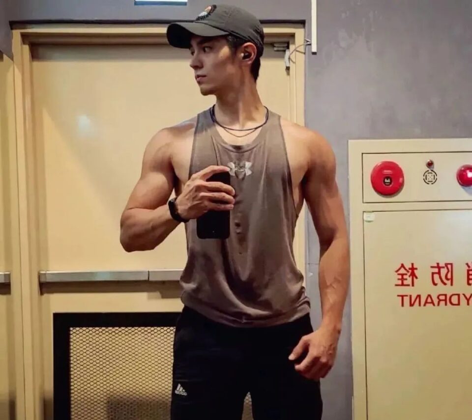 性感腹毛健身教练拍私照被疯传，实力藏不住了 - 图4