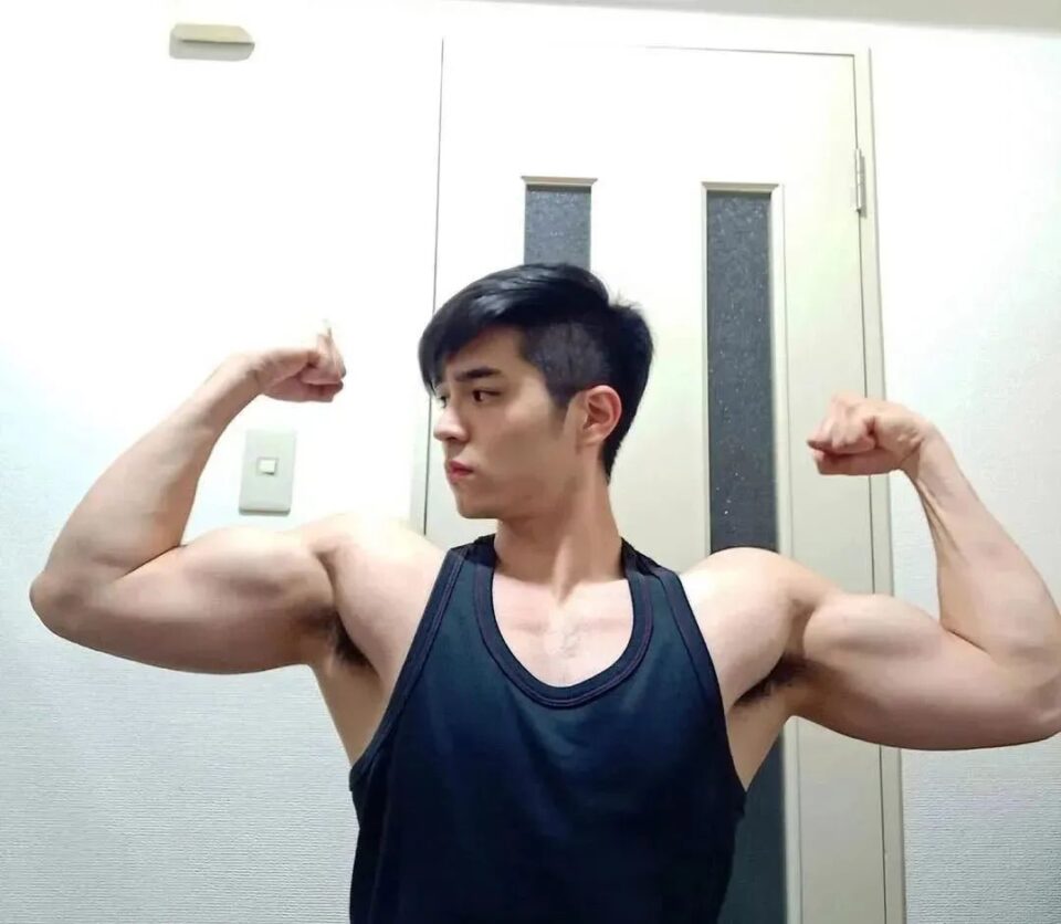 性感腹毛健身教练拍私照被疯传，实力藏不住了 - 图9