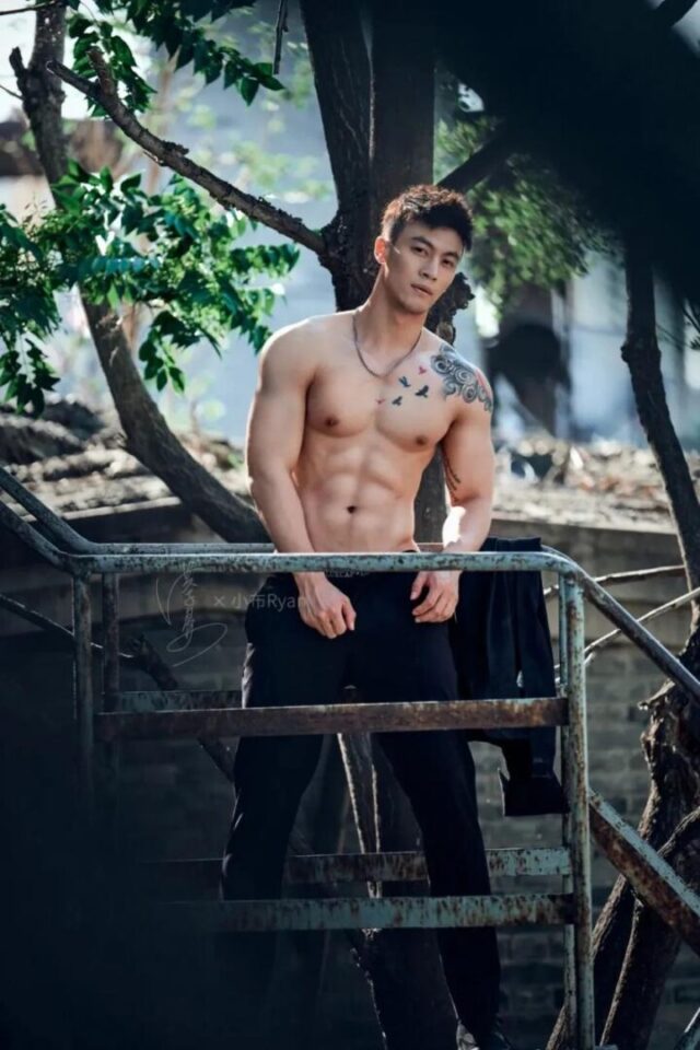 身材和颜值都让人沉迷，很爷们的腹肌熟男正装帅哥，私密写真 - 图12