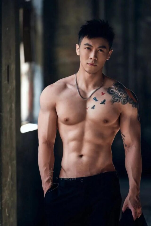 身材和颜值都让人沉迷，很爷们的腹肌熟男正装帅哥，私密写真 - 图11