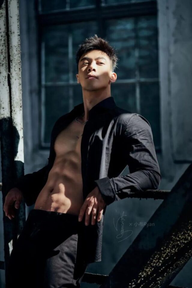 身材和颜值都让人沉迷，很爷们的腹肌熟男正装帅哥，私密写真 - 图6