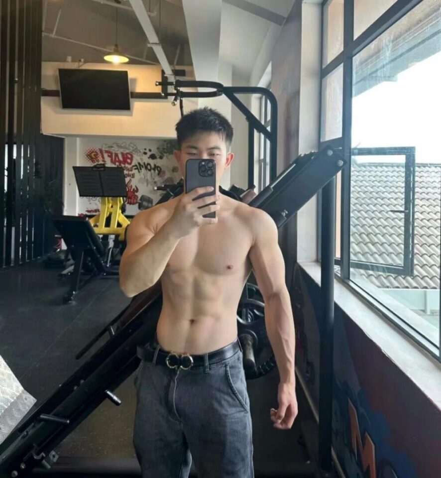 青筋凸起的体育生直男大帅哥，他的肉体好香 - 图6